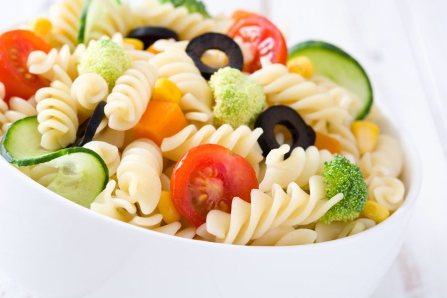 sałatka z makaronem