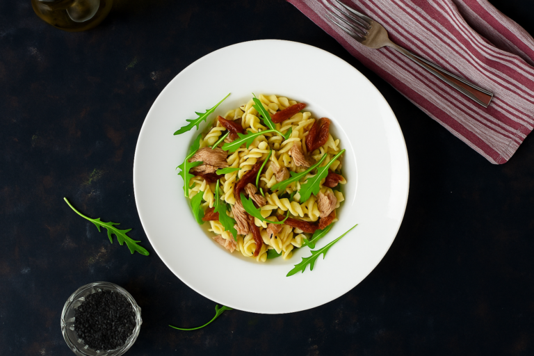 włoska sałatka makaronowa z tuńczykiem i suszonymi pomidorami